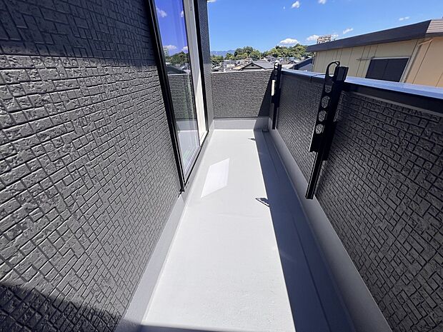 【バルコニー】7.75帖の洋室から出入り可能なバルコニー　南向きで陽当たり良好！(3号棟)