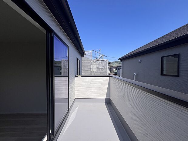 【バルコニー】南向きのバルコニーは陽当たり良好！お洗濯もはかどります(1号棟)