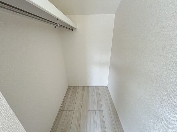 【ウォークインクローゼット】ハンガーパイプ付きのウォークインクローゼット(2号棟)