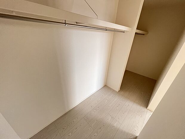 【ウォークインクローゼット】洋室7.8帖に付設された広々ウォークインクローゼット