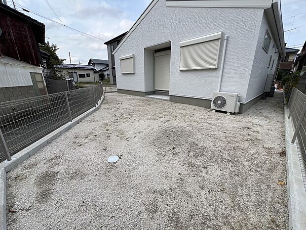 【庭】物件南西側には広めのお庭付きです(2号棟)