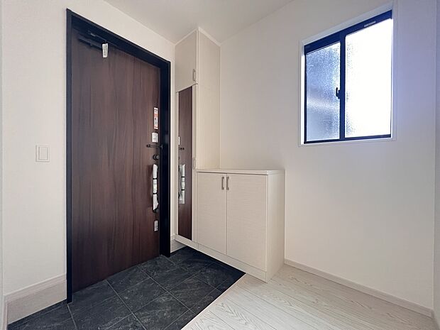 【玄関】シューズボックス、小窓付きの明るい玄関