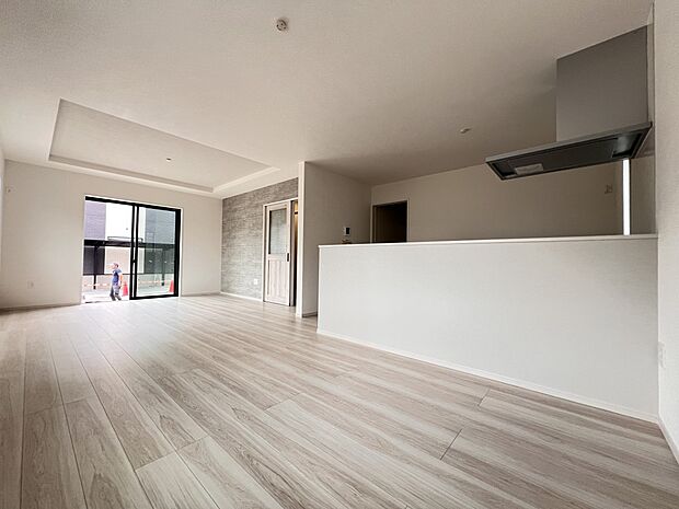 【リビング】LDK19帖 三面採光の明るいリビング 広々とした空間です(2号棟)