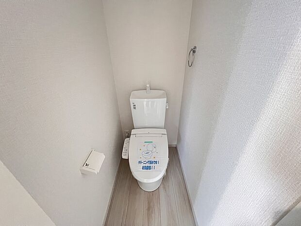 【トイレ】トイレは各階にご用意。ウォシュレット機能付き(2号棟)