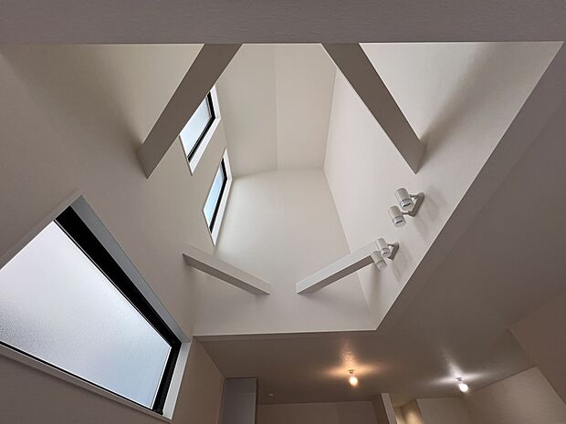 【リビング】上部吹抜仕様で明るい印象のリビングです(3号棟)