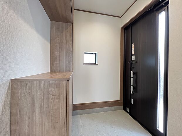【玄関】シューズボックス、小窓付きの明るい玄関(D号棟)