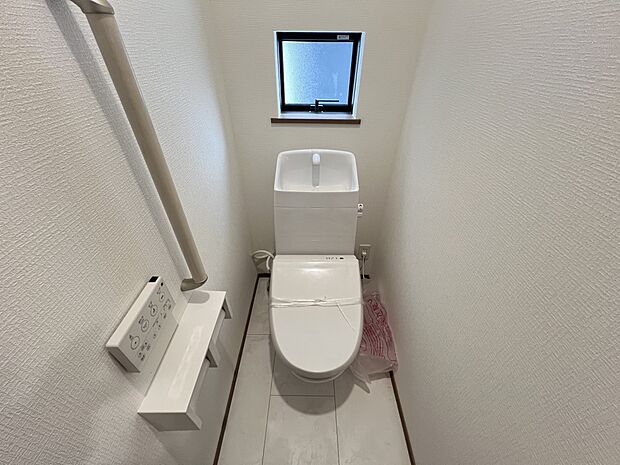 【トイレ】トイレは各階にご用意。ウォシュレット機能付き(D号棟)