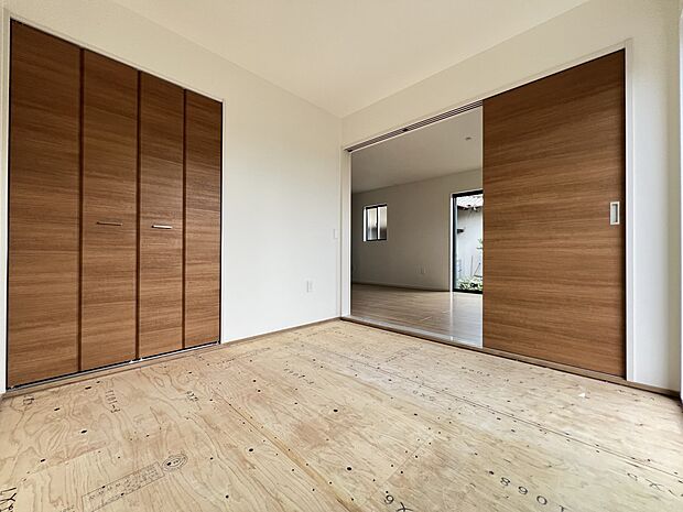 【和室】リビング続き間の和室4.5帖　ホッと一息つける癒しの空間です