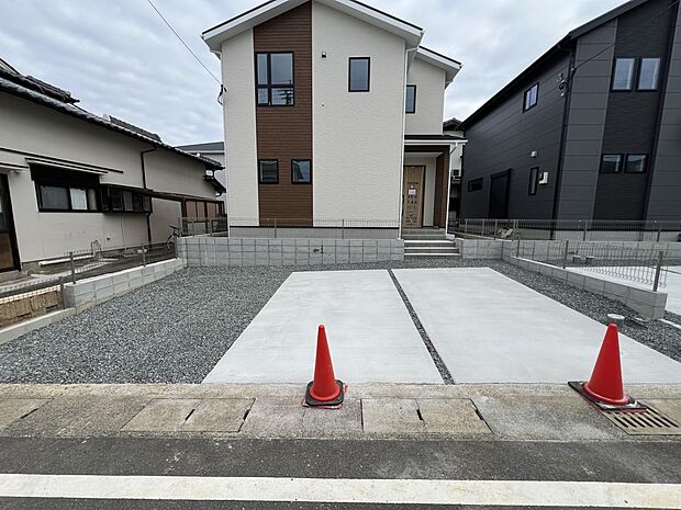 【駐車場】お車は並列3台駐車可能です(1号棟)