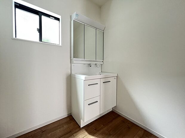 【洗面台・洗面所】三面鏡仕様の洗面化粧台(2号棟)