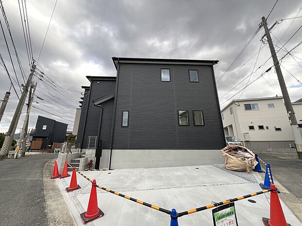 【駐車場】お車は2台並列で駐車可能です