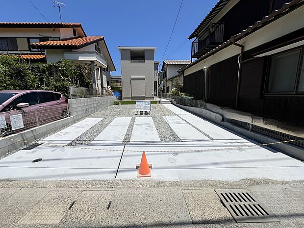 【駐車場】お車は2台並列で駐車可能です
