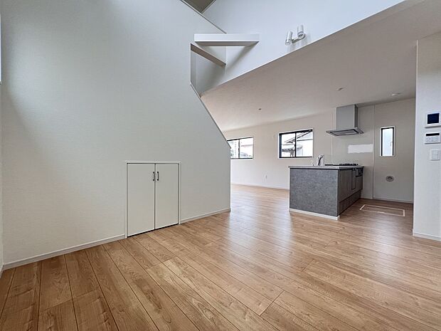 【リビング】LDK21.2帖 広々としたリビング 吹抜天井仕様で開放的な空間です(1号棟)