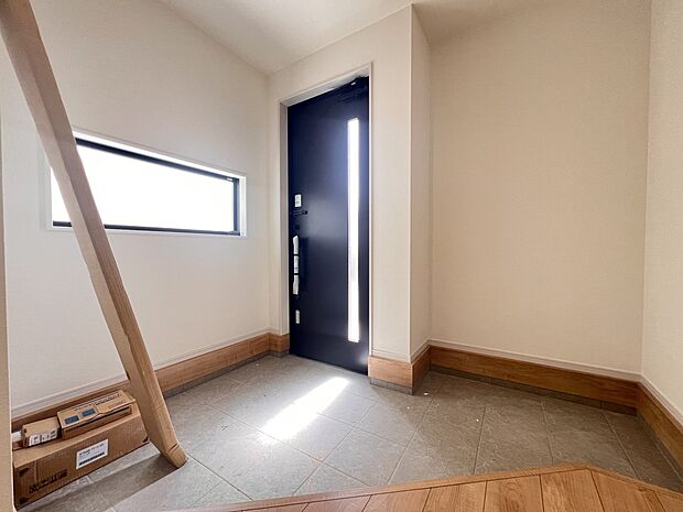 【玄関】広めの玄関スペース 開放的な印象です(1号棟)