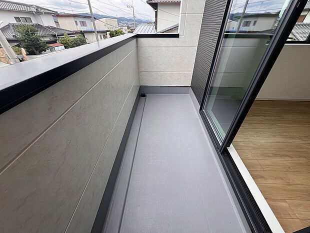 【バルコニー】南向きのバルコニーは陽当たり良好です(1号棟)