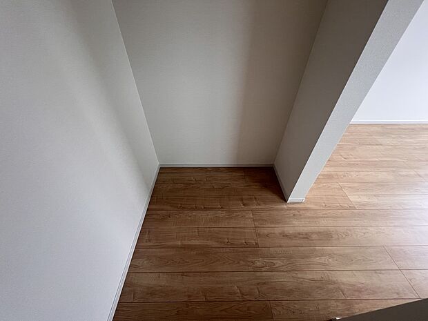 【ウォークインクローゼット】季節物の収納にも役立つウォークインクローゼット(1号棟)