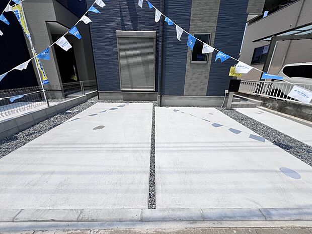 【駐車場】お車は2台並列で駐車可能です(2号棟)