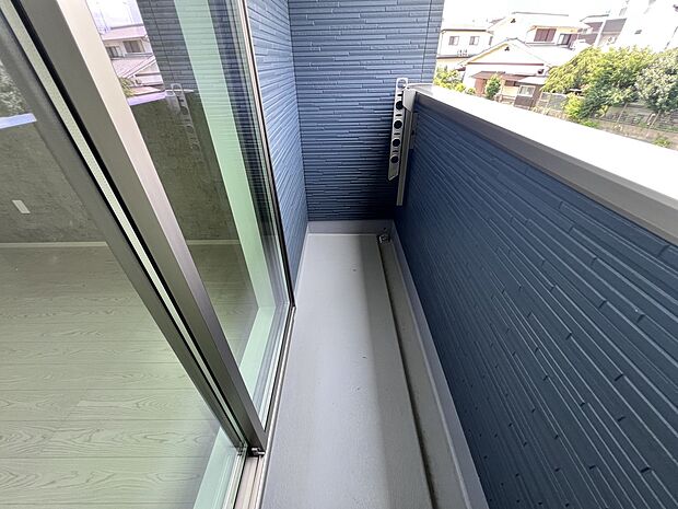 【バルコニー】5.2帖の洋室から出入り可能なバルコニー(2号棟)