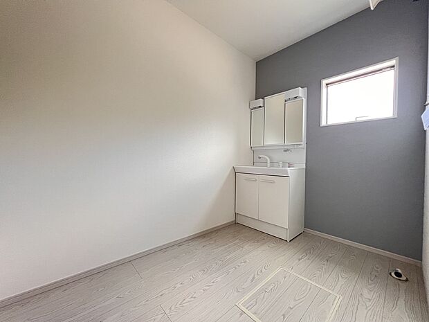 【洗面台・洗面所】三面鏡仕様の洗面化粧台 洗面所は広々とした設計です(1号棟)