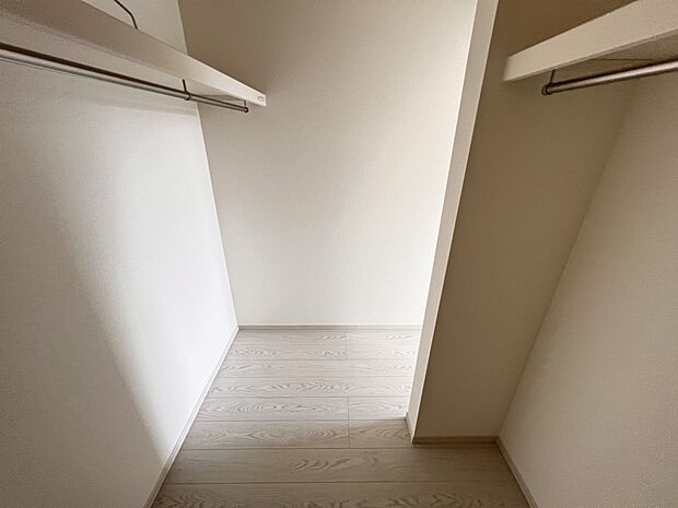 【ウォークインクローゼット】ハンガーパイプ付きのウォークインクローゼット(1号棟)