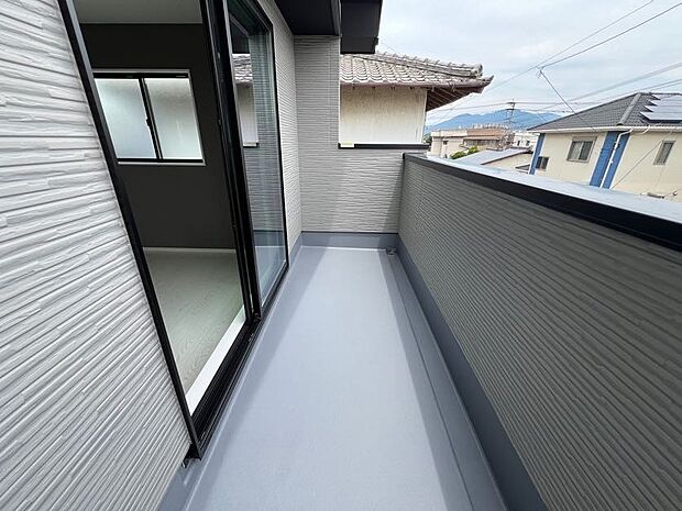 【その他内観】バルコニーはワイドタイプ(1号棟同仕様)