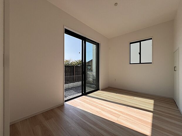 【洋室】1階洋室4.5帖 ホールとリビングから出入り可能な2WAYタイプです(1号棟)