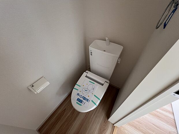 【トイレ】トイレは各階にご用意。ウォシュレット機能付き(1号棟)