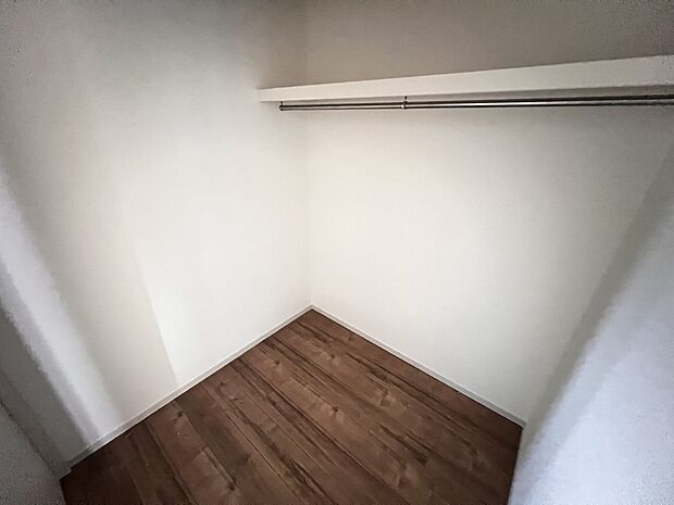 【収納】脱衣所に隣接するファミリークローク(1号棟)