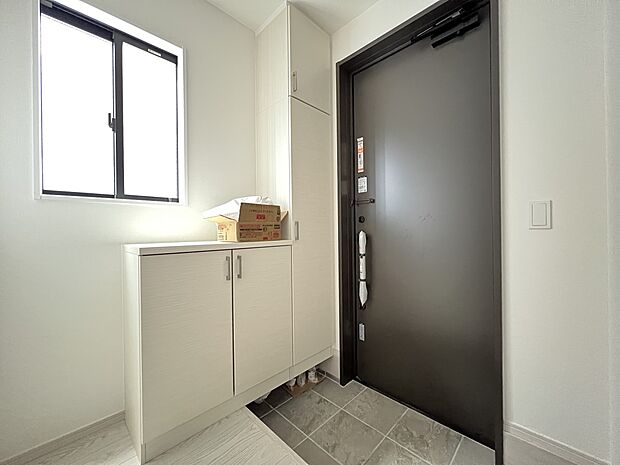 【玄関】シューズクローゼット、小窓付きの明るい玄関(3号棟)