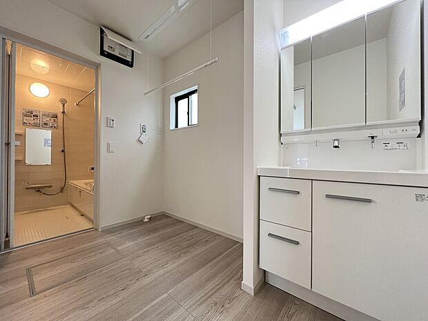 【洗面台・洗面所】三面鏡仕様の洗面化粧台　脱衣所は広めの設計です（1号棟）