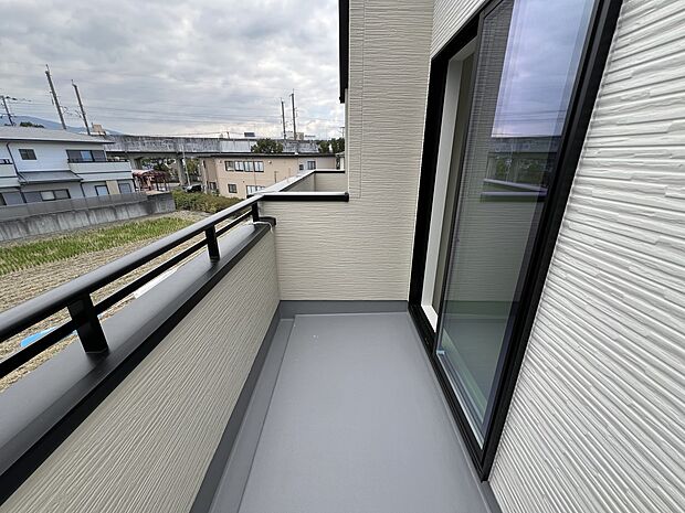 【バルコニー】洋室5.2帖からアクセス可能なバルコニー（1号棟）
