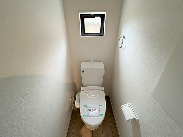 【同仕様写真(その他内観)】トイレは各階にご用意。ウォシュレット機能付き(同仕様)
