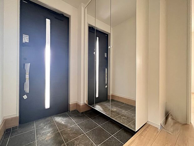 【同仕様写真(その他内観)】シューズボックス付きの玄関(同仕様)
