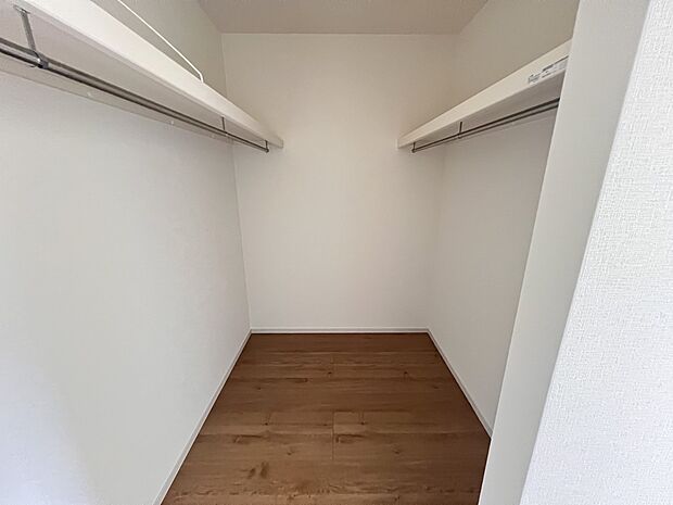 【ウォークインクローゼット】ハンガーパイプ付きのウォークインクローゼット(2号棟)