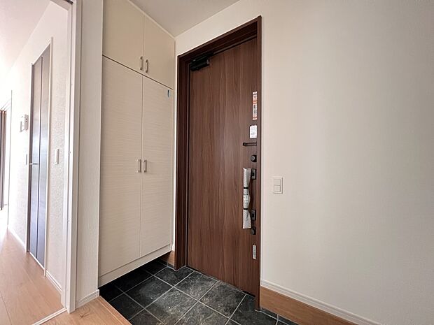 【玄関】シューズボックス、シューズインクローク付きの収納豊富な玄関(2号棟)