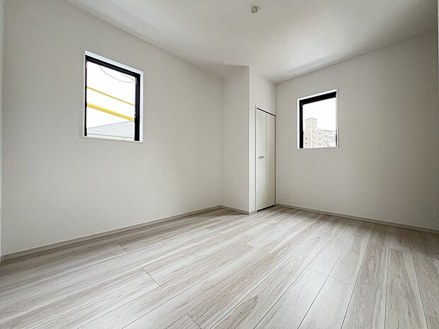 【洋室】洋室6.4帖+4.5帖 間仕切り対応で将来2部屋に分けることも可能です(3号棟)