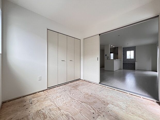 【和室】リビング続き間の和室4.5帖　ホッと一息つける癒しの空間です(2号棟)