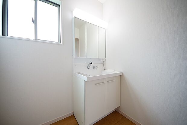 【同仕様写真(その他内観)】三面鏡仕様の洗面化粧台(1号棟同仕様)