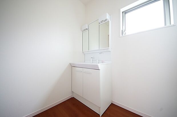 【同仕様写真(その他内観)】三面鏡仕様の洗面化粧台(同仕様)