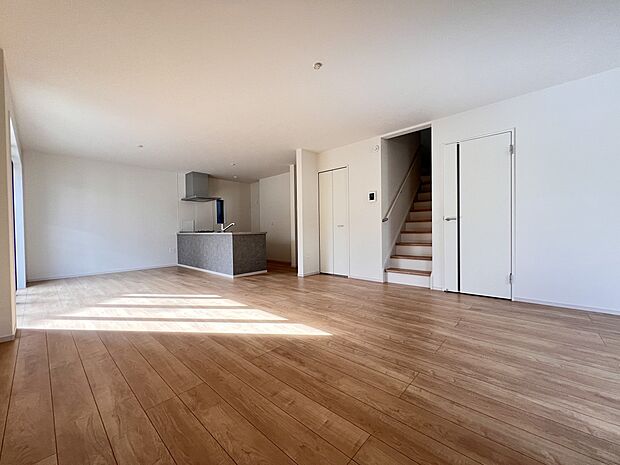 【リビング】家族団らんにピッタリの明るく開放的なリビング 是非現地でご体感ください