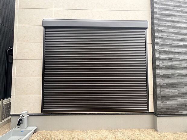 【防犯設備】外観を損なわないシンプルなデザインのシャッター。防犯や台風対策に効果的です
