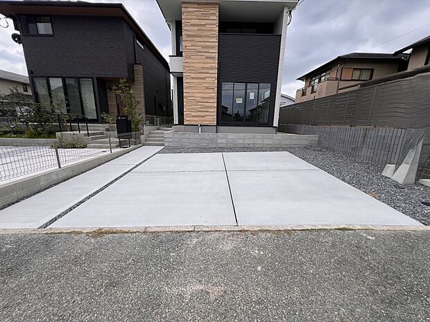 【駐車場】お車は2台並列で駐車可能です