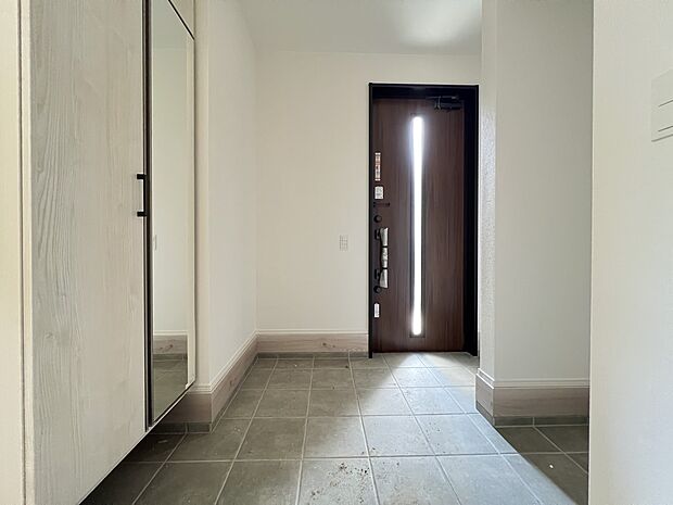 【玄関】広めの玄関空間 収納スペースも豊富にご用意しました