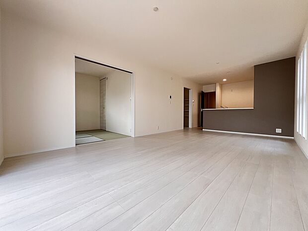 【リビング】リビングと和室、合わせて約22帖の大空間が生まれます(1号棟)