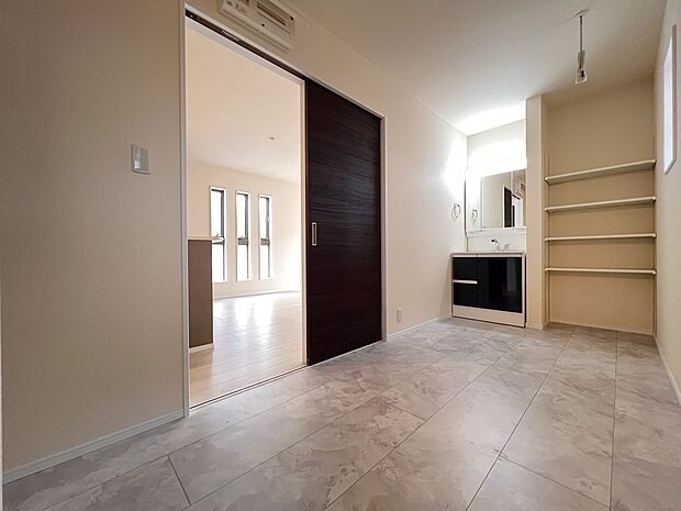 【洗面台・洗面所】洗面所は広めの設計 収納スペース付き