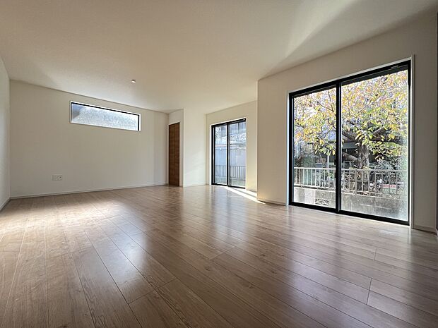 【リビング】家族団らんにピッタリの明るいリビング　是非現地でご体感ください(1号棟)