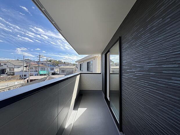 【バルコニー】6.3帖の洋室から出入り可能なバルコニー