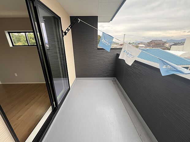 【バルコニー】7.5帖の洋室から出入り可能なバルコニー　南向きです(2号棟)