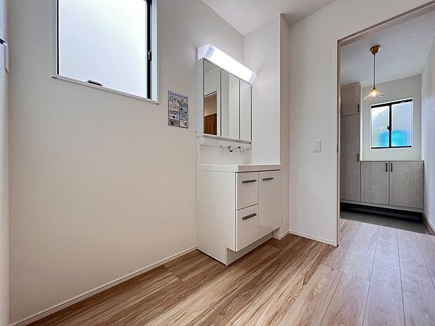 【洗面台・洗面所】洗面脱衣室は広めの設計　三面鏡仕様の洗面化粧台を設置しました(2号棟)