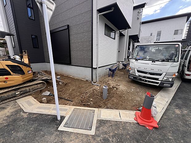【駐車場】お車は2台駐車可能です(1号棟)